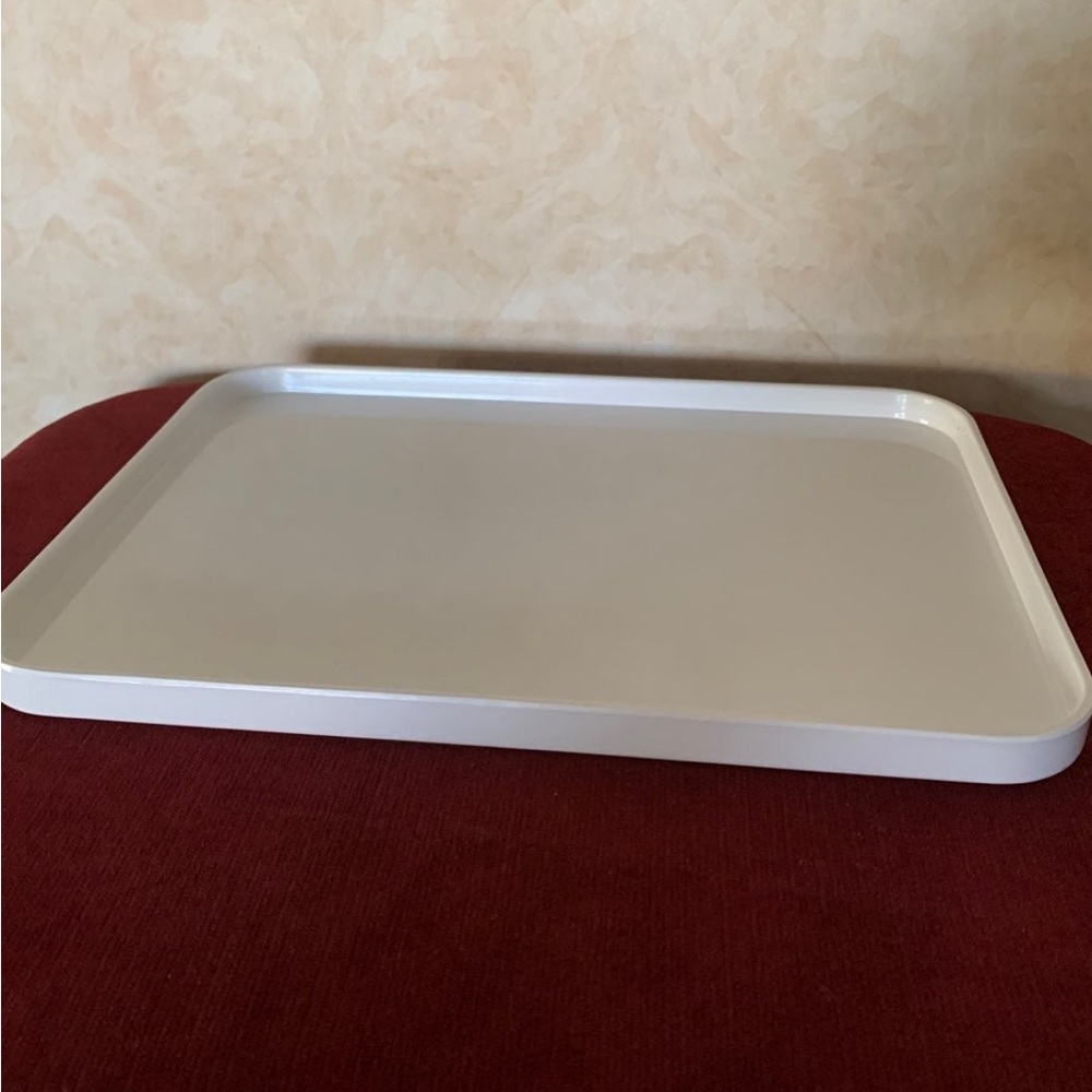 Never used. Vintage acrylic serving tray. 
It can stands for temperature 100 C